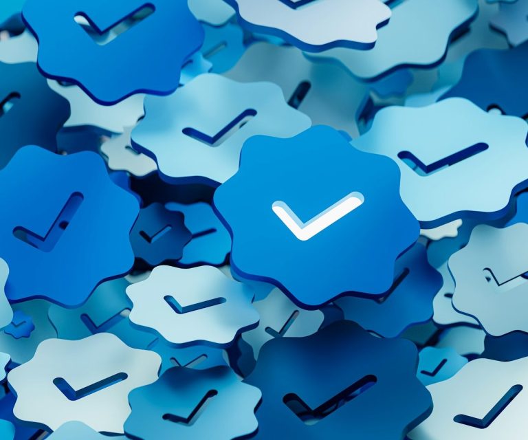 Check Blaue Verifizierungssymbole mit Häkchen (wie Checkbox) auf einem Hintergrund aus ähnlichen Symbolen.