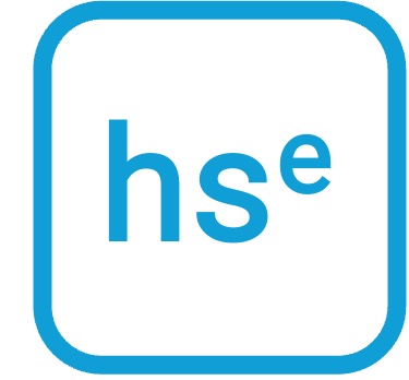 Logo von health & safety ehrl. Ein Quadrat mit abgerundeten Ecken. Die Kontur ist Hellblau. In derselben Farbe stehen mittig die kleingeschriebenen Buchstaben hse. Das e ist hochgestellt.